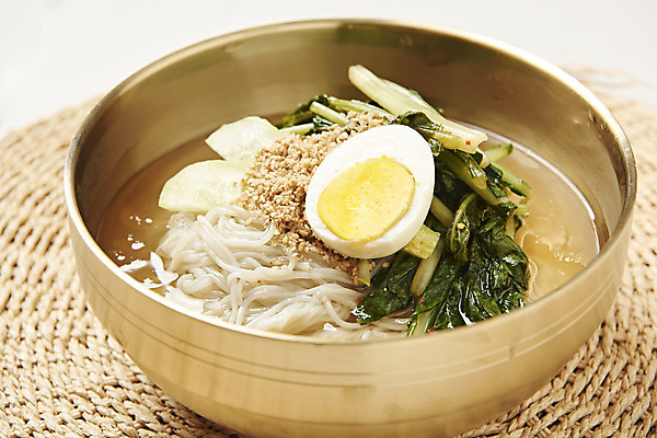 포토 JPG 스튜디오촬영 근접촬영 사람없음 계란 흰배경 기호식품 냉면 물냉면 열무냉면 제철음식 국내포토 한식 음식 뷰포인트 백그라운드 여름음식 실내 알 흰색 제철 파일형식