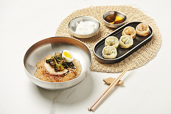포토 JPG 스튜디오촬영 음식 젓가락 사람없음 세트 흰배경 만두 간장 기호식품 비빔냉면 열무냉면 제철음식 열무비빔국수 국내포토 백그라운드 수저 실내 흰색 양념 냉면 비빔국수 열무국수 제철 파일형식