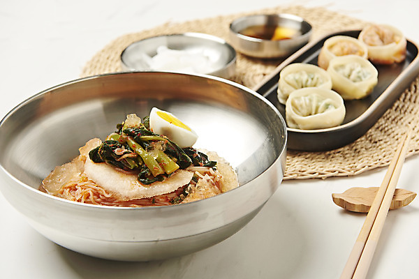 포토 JPG 스튜디오촬영 음식 젓가락 사람없음 세트 계란 흰배경 만두 간장 비빔냉면 열무냉면 제철음식 열무비빔국수 국내포토 백그라운드 수저 실내 알 흰색 양념 냉면 비빔국수 열무국수 제철 파일형식