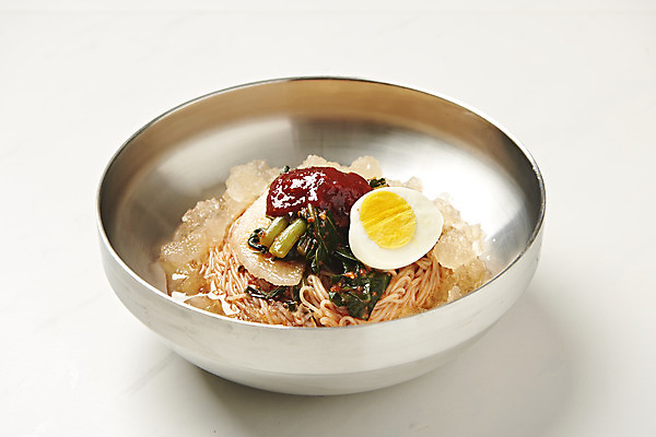 포토 JPG 스튜디오촬영 음식 사람없음 계란 흰배경 기호식품 냉면 비빔냉면 열무 열무냉면 제철음식 열무비빔국수 다진양념 국내포토 한식 백그라운드 여름음식 실내 알 흰색 양념 무 비빔국수 열무국수 제철 파일형식