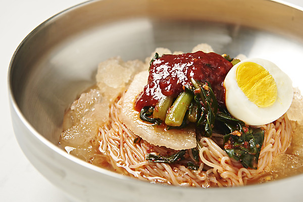 포토 JPG 스튜디오촬영 음식 사람없음 계란 흰배경 기호식품 냉면 비빔냉면 열무 열무냉면 제철음식 열무비빔국수 다진양념 국내포토 한식 백그라운드 여름음식 실내 알 흰색 양념 무 비빔국수 열무국수 제철 파일형식