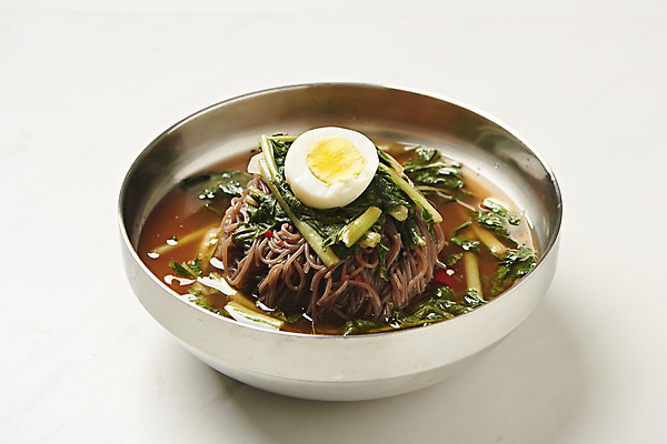 포토 JPG 스튜디오촬영 음식 김치 사람없음 계란 흰배경 기호식품 냉면 비빔냉면 열무 열무냉면 제철음식 국내포토 한식 백그라운드 여름음식 실내 알 흰색 무 제철 파일형식