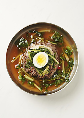 포토 JPG 스튜디오촬영 음식 김치 사람없음 하이앵글 계란 흰배경 기호식품 냉면 비빔냉면 열무 열무냉면 플랫레이 제철음식 국내포토 한식 뷰포인트 백그라운드 여름음식 실내 알 흰색 플랫 무 제철 파일형식