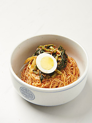 포토 JPG 스튜디오촬영 음식 김치 사람없음 계란 흰배경 기호식품 냉면 비빔냉면 열무 열무냉면 제철음식 열무비빔국수 국내포토 한식 백그라운드 여름음식 실내 알 흰색 무 비빔국수 열무국수 제철 파일형식