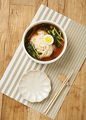 포토 JPG 스튜디오촬영 김치 사람없음 하이앵글 갈색 계란 발효 기호식품 냉면 물냉면 비빔냉면 발효음식 열무 열무냉면 플랫레이 제철음식 나무배경 국내포토 한식 음식 뷰포인트 컬러 백그라운드 여름음식 실내 알 플랫 무 제철 파일형식