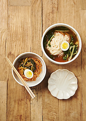 포토 JPG 스튜디오촬영 음식 사람없음 하이앵글 갈색 계란 기호식품 냉면 물냉면 비빔냉면 열무냉면 플랫레이 제철음식 나무배경 열무비빔국수 국내포토 한식 뷰포인트 컬러 백그라운드 여름음식 실내 알 플랫 비빔국수 열무국수 제철 파일형식