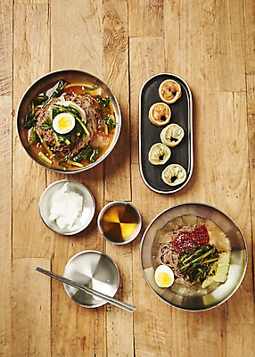 포토 JPG 스튜디오촬영 음식 사람없음 세트 하이앵글 갈색 계란 만두 기호식품 냉면 비빔냉면 열무 열무냉면 플랫레이 제철음식 나무배경 열무비빔국수 국내포토 한식 뷰포인트 컬러 백그라운드 여름음식 실내 알 플랫 무 비빔국수 열무국수 제철 파일형식