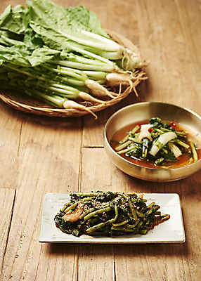 포토 JPG 스튜디오촬영 사람없음 농작물 갈색 계란 발효 기호식품 냉면 비빔냉면 발효음식 열무김치 열무 열무냉면 제철음식 나무배경 국내포토 한식 음식 컬러 백그라운드 농업 여름음식 김치 실내 알 무 제철 파일형식