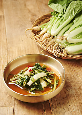 포토 JPG 스튜디오촬영 사람없음 농작물 갈색 계란 발효 기호식품 냉면 비빔냉면 발효음식 열무김치 열무 열무냉면 제철음식 나무배경 국내포토 한식 음식 컬러 백그라운드 농업 여름음식 김치 실내 알 무 제철 파일형식