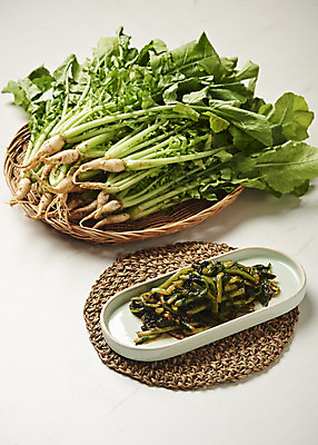 포토 JPG 스튜디오촬영 음식 사람없음 농작물 신선 흰배경 유기농 기호식품 열무김치 열무 라탄바구니 국내포토 웰빙 백그라운드 농업 김치 실내 바구니 흰색 무 파일형식