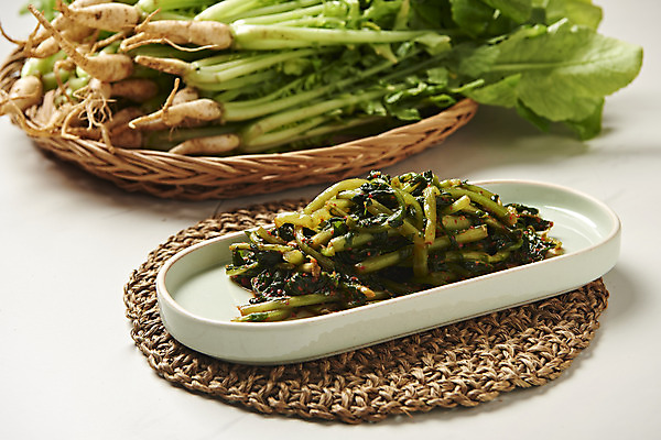 포토 JPG 스튜디오촬영 음식 사람없음 농작물 신선 흰배경 유기농 기호식품 열무김치 열무 라탄바구니 국내포토 웰빙 백그라운드 농업 김치 실내 바구니 흰색 무 파일형식