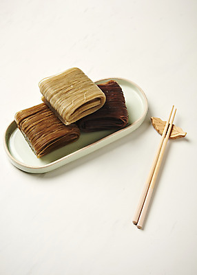 포토 JPG 스튜디오촬영 접시 음식 젓가락 사람없음 흰배경 기호식품 냉면 사리 칡냉면 평양냉면 함흥냉면 제철음식 국내포토 식기 한식 백그라운드 여름음식 수저 실내 흰색 제철 파일형식 북한음식