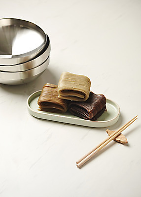 포토 JPG 스튜디오촬영 접시 음식 젓가락 사람없음 흰배경 기호식품 냉면 사리 칡냉면 평양냉면 함흥냉면 제철음식 국내포토 식기 한식 백그라운드 여름음식 수저 실내 흰색 제철 파일형식 북한음식