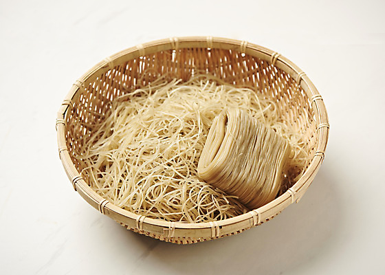 포토 JPG 스튜디오촬영 음식 사람없음 바구니 흰배경 기호식품 냉면 사리 함흥냉면 제철음식 국내포토 한식 백그라운드 여름음식 실내 흰색 제철 파일형식 북한음식