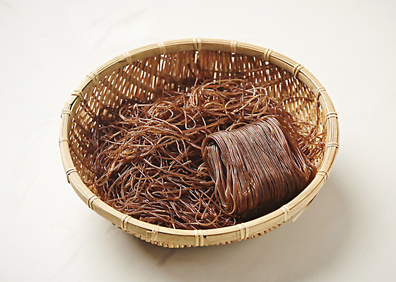 포토 JPG 스튜디오촬영 음식 사람없음 바구니 흰배경 기호식품 냉면 사리 칡냉면 제철음식 국내포토 한식 백그라운드 여름음식 실내 흰색 제철 파일형식