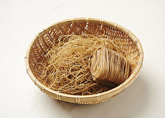 포토 JPG 스튜디오촬영 음식 사람없음 바구니 흰배경 기호식품 냉면 사리 평양냉면 제철음식 국내포토 한식 백그라운드 여름음식 실내 흰색 제철 파일형식 북한음식