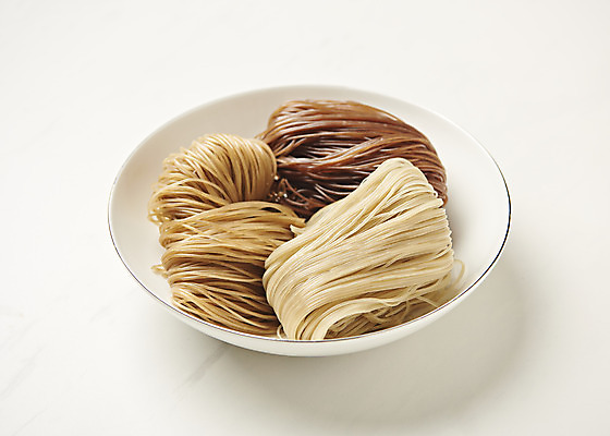 포토 JPG 스튜디오촬영 그릇 음식 사람없음 흰배경 기호식품 냉면 사리 칡냉면 평양냉면 함흥냉면 제철음식 국내포토 식기 한식 백그라운드 여름음식 실내 흰색 제철 파일형식 북한음식