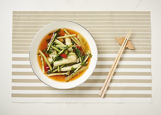 포토 JPG 스튜디오촬영 젓가락 사람없음 농작물 하이앵글 흰배경 발효 기호식품 냉면 발효음식 열무김치 열무 테이블매트 플랫레이 제철음식 국내포토 한식 음식 뷰포인트 백그라운드 농업 여름음식 김치 수저 실내 식탁보 흰색 플랫 무 제철 파일형식