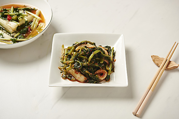 포토 JPG 스튜디오촬영 그릇 젓가락 사람없음 농작물 흰배경 발효 기호식품 냉면 발효음식 열무김치 열무 제철음식 국내포토 식기 한식 음식 백그라운드 농업 여름음식 김치 수저 실내 흰색 무 제철 파일형식