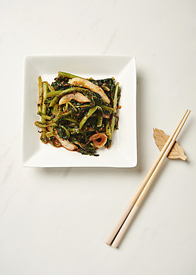 포토 JPG 스튜디오촬영 그릇 젓가락 사람없음 농작물 흰배경 발효 기호식품 냉면 발효음식 열무김치 열무 제철음식 국내포토 식기 한식 음식 백그라운드 농업 여름음식 김치 수저 실내 흰색 무 제철 파일형식