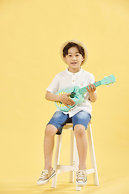 포토 JPG 스튜디오촬영 전신 남자 어린이 여행 연주 의자 휴식 한명 미소 들기 앉기 소년 취미 앞모습 한국인 기타 우쿨렐레 즐거움 노란배경 소년한명만 국내포토 1 감정 음악 뷰포인트 가구 백그라운드 컨셉 모션 현악기 실내 표정 사람 동양인 노란색 남자한명만 소년만 파일형식