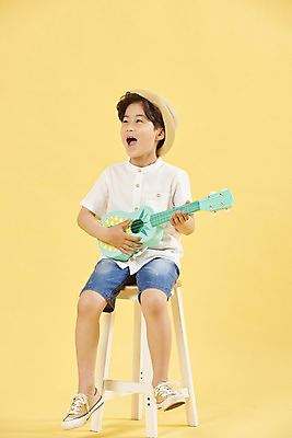 포토 JPG 스튜디오촬영 전신 남자 어린이 여행 연주 의자 휴식 한명 미소 들기 앉기 소년 취미 앞모습 한국인 기타 우쿨렐레 즐거움 노란배경 소년한명만 국내포토 1 감정 음악 뷰포인트 가구 백그라운드 컨셉 모션 현악기 실내 표정 사람 동양인 노란색 남자한명만 소년만 파일형식