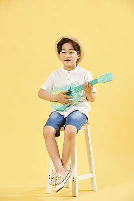 포토 JPG 스튜디오촬영 전신 남자 어린이 여행 연주 의자 휴식 한명 미소 들기 앉기 소년 취미 앞모습 한국인 기타 우쿨렐레 즐거움 노란배경 소년한명만 국내포토 1 감정 음악 뷰포인트 가구 백그라운드 컨셉 모션 현악기 실내 표정 사람 동양인 노란색 남자한명만 소년만 파일형식