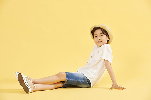 포토 JPG 스튜디오촬영 전신 남자 어린이 여행 휴식 한명 미소 앉기 소년 취미 옆모습 한국인 즐거움 노란배경 소년한명만 국내포토 1 감정 뷰포인트 백그라운드 컨셉 모션 실내 표정 사람 동양인 노란색 남자한명만 소년만 파일형식