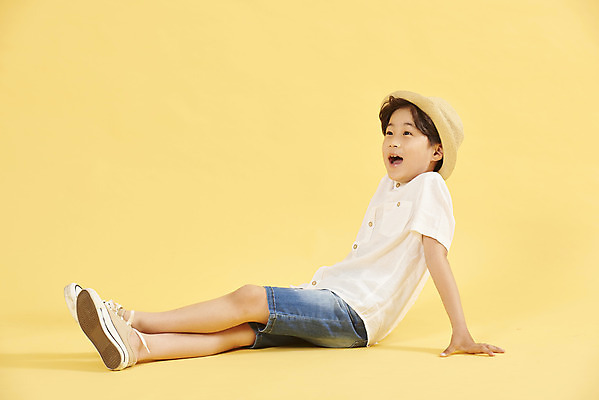 포토 JPG 스튜디오촬영 전신 남자 어린이 여행 휴식 한명 미소 앉기 소년 취미 옆모습 한국인 즐거움 노란배경 소년한명만 국내포토 1 감정 뷰포인트 백그라운드 컨셉 모션 실내 표정 사람 동양인 노란색 남자한명만 소년만 파일형식