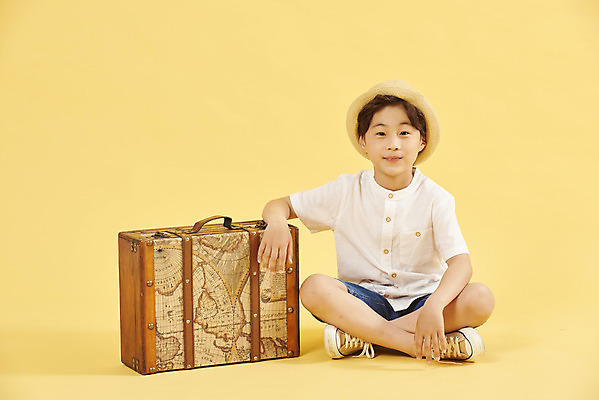 포토 JPG 스튜디오촬영 전신 남자 어린이 여행 휴식 한명 미소 앉기 소년 취미 앞모습 여행가방 한국인 즐거움 노란배경 소년한명만 국내포토 1 감정 뷰포인트 백그라운드 컨셉 가방 모션 실내 표정 사람 동양인 노란색 남자한명만 소년만 파일형식