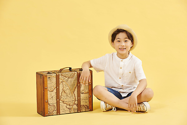 포토 JPG 스튜디오촬영 전신 남자 어린이 여행 휴식 한명 미소 앉기 소년 취미 앞모습 여행가방 한국인 즐거움 노란배경 소년한명만 국내포토 1 감정 뷰포인트 백그라운드 컨셉 가방 모션 실내 표정 사람 동양인 노란색 남자한명만 소년만 파일형식