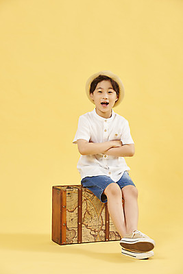 포토 JPG 스튜디오촬영 전신 남자 어린이 여행 휴식 한명 미소 앉기 소년 취미 앞모습 팔짱 여행가방 한국인 즐거움 노란배경 소년한명만 국내포토 1 감정 뷰포인트 백그라운드 컨셉 가방 모션 실내 표정 사람 동양인 노란색 남자한명만 소년만 파일형식