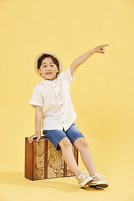 포토 JPG 스튜디오촬영 전신 남자 어린이 여행 휴식 한명 미소 앉기 소년 취미 앞모습 여행가방 한국인 가리킴 즐거움 노란배경 소년한명만 국내포토 1 감정 뷰포인트 백그라운드 컨셉 가방 모션 실내 표정 사람 동양인 손짓 노란색 남자한명만 소년만 파일형식