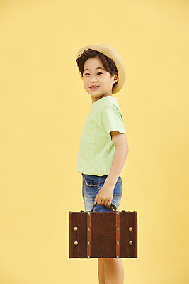 포토 JPG 스튜디오촬영 남자 어린이 여행 휴식 한명 서기 미소 들기 소년 상반신 취미 옆모습 여행가방 한국인 즐거움 노란배경 소년한명만 국내포토 1 감정 뷰포인트 백그라운드 컨셉 가방 모션 실내 표정 사람 동양인 노란색 남자한명만 소년만 파일형식
