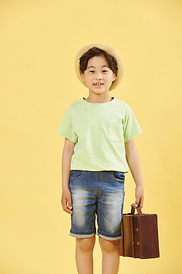 포토 JPG 스튜디오촬영 남자 어린이 여행 휴식 한명 서기 들기 소년 상반신 취미 앞모습 여행가방 한국인 즐거움 노란배경 소년한명만 국내포토 1 감정 뷰포인트 백그라운드 컨셉 가방 모션 실내 사람 동양인 노란색 남자한명만 소년만 파일형식