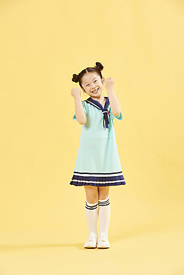 포토 JPG 스튜디오촬영 전신 여자 어린이 여행 응원 휴식 한명 서기 미소 소녀 취미 앞모습 파이팅 주먹 한국인 즐거움 노란배경 소녀한명만 국내포토 1 감정 뷰포인트 백그라운드 컨셉 모션 실내 표정 사람 동양인 노란색 여자한명만 소녀만 파일형식