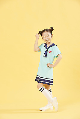 포토 JPG 스튜디오촬영 전신 여자 어린이 여행 허리손 응원 휴식 한명 서기 미소 소녀 취미 앞모습 파이팅 주먹 한국인 즐거움 노란배경 소녀한명만 국내포토 1 감정 뷰포인트 포즈 백그라운드 컨셉 모션 실내 표정 사람 동양인 노란색 여자한명만 소녀만 파일형식