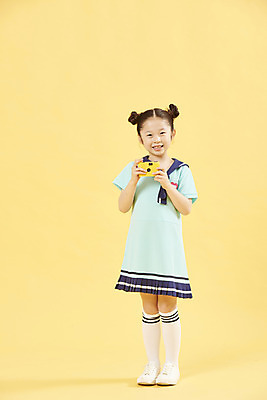 포토 JPG 스튜디오촬영 전신 여자 어린이 여행 휴식 한명 서기 미소 들기 소녀 취미 앞모습 장난감 카메라 사진촬영 한국인 즐거움 오브젝트 노란배경 소녀한명만 국내포토 1 감정 뷰포인트 백그라운드 컨셉 모션 실내 표정 사람 동양인 전자제품 노란색 촬영 여자한명만 소녀만 파일형식