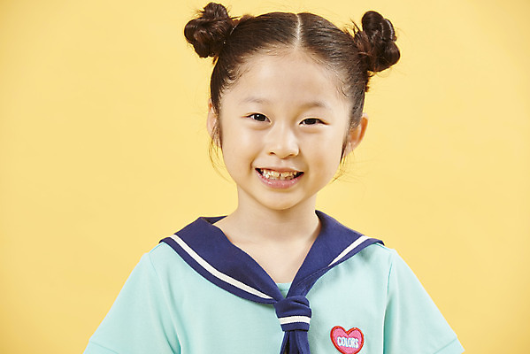 포토 JPG 스튜디오촬영 여자 어린이 여행 휴식 한명 서기 미소 소녀 상반신 취미 앞모습 한국인 즐거움 노란배경 소녀한명만 국내포토 1 감정 뷰포인트 백그라운드 컨셉 모션 실내 표정 사람 동양인 노란색 여자한명만 소녀만 파일형식