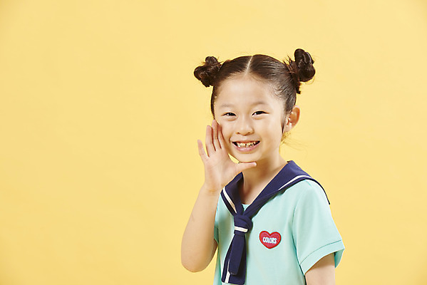 포토 JPG 스튜디오촬영 여자 어린이 여행 휴식 한명 서기 미소 손짓 소녀 상반신 취미 옆모습 외침 한국인 즐거움 노란배경 소녀한명만 국내포토 1 감정 뷰포인트 백그라운드 컨셉 모션 실내 표정 사람 동양인 노란색 소리 여자한명만 소녀만 파일형식