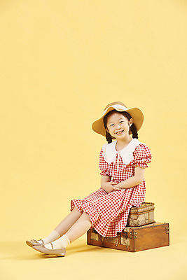 포토 JPG 스튜디오촬영 전신 여자 어린이 여행 휴식 한명 미소 앉기 소녀 취미 앞모습 여행가방 한국인 즐거움 노란배경 소녀한명만 국내포토 1 감정 뷰포인트 백그라운드 컨셉 가방 모션 실내 표정 사람 동양인 노란색 여자한명만 소녀만 파일형식