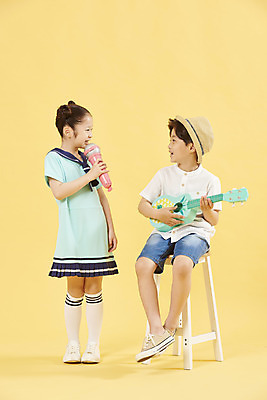 포토 JPG 스튜디오촬영 전신 여자 남자 어린이 여행 연주 노래 휴식 서기 미소 앉기 소녀 소년 취미 두명 앞모습 친구 장난감 마주보기 한국인 기타 우쿨렐레 마이크 즐거움 노란배경 어린이만 국내포토 감정 음악 뷰포인트 음향기기 백그라운드 컨셉 관계 모션 현악기 실내 표정 사람 동양인 노란색 파일형식