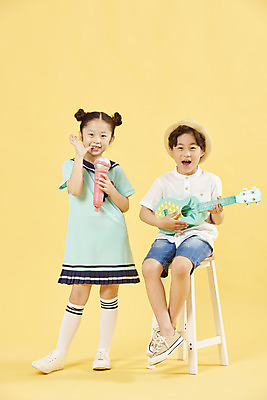 포토 JPG 스튜디오촬영 전신 여자 남자 어린이 여행 연주 노래 휴식 서기 미소 앉기 소녀 소년 취미 두명 앞모습 친구 장난감 한국인 기타 우쿨렐레 마이크 즐거움 노란배경 어린이만 국내포토 감정 음악 뷰포인트 음향기기 백그라운드 컨셉 관계 모션 현악기 실내 표정 사람 동양인 노란색 파일형식