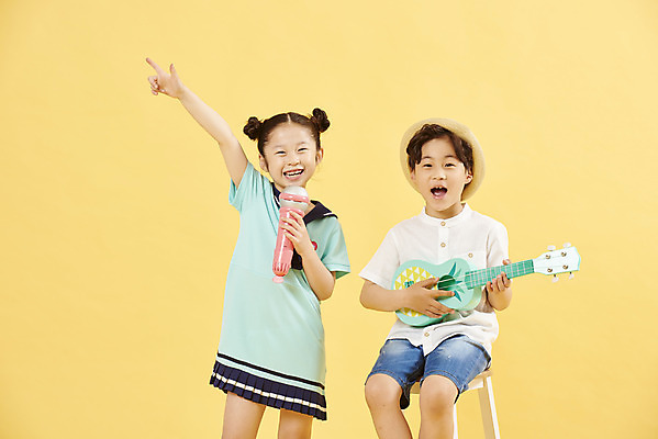 포토 JPG 스튜디오촬영 여자 남자 어린이 여행 연주 노래 휴식 서기 미소 들기 앉기 소녀 소년 상반신 취미 두명 앞모습 친구 한국인 기타 우쿨렐레 마이크 즐거움 노란배경 어린이만 국내포토 감정 음악 뷰포인트 음향기기 백그라운드 컨셉 관계 모션 현악기 실내 표정 사람 동양인 노란색 파일형식