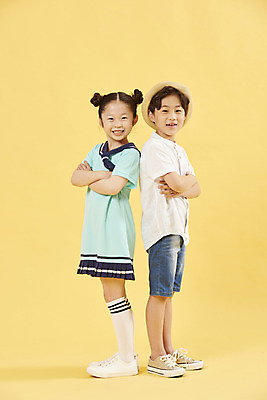 포토 JPG 스튜디오촬영 전신 여자 남자 어린이 여행 휴식 서기 미소 소녀 소년 취미 두명 옆모습 친구 팔짱 한국인 등맞대기 즐거움 노란배경 어린이만 국내포토 감정 뷰포인트 백그라운드 컨셉 관계 모션 실내 표정 사람 동양인 노란색 파일형식