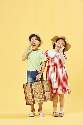 포토 JPG 스튜디오촬영 전신 여자 남자 어린이 여행 휴식 서기 미소 들기 손짓 소녀 소년 취미 두명 앞모습 친구 팔짱 여행가방 외침 한국인 즐거움 노란배경 어린이만 국내포토 감정 뷰포인트 백그라운드 컨셉 가방 관계 모션 실내 표정 사람 동양인 노란색 소리 파일형식