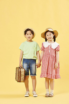 포토 JPG 스튜디오촬영 전신 여자 남자 어린이 여행 휴식 서기 미소 소녀 소년 취미 두명 앞모습 친구 여행가방 손잡기 한국인 즐거움 노란배경 어린이만 국내포토 감정 뷰포인트 백그라운드 컨셉 가방 관계 모션 실내 표정 사람 동양인 노란색 파일형식