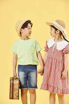 포토 JPG 스튜디오촬영 여자 남자 어린이 여행 휴식 서기 들기 소녀 소년 상반신 취미 두명 앞모습 친구 마주보기 여행가방 손잡기 한국인 즐거움 노란배경 어린이만 국내포토 감정 뷰포인트 백그라운드 컨셉 가방 관계 모션 실내 사람 동양인 노란색 파일형식