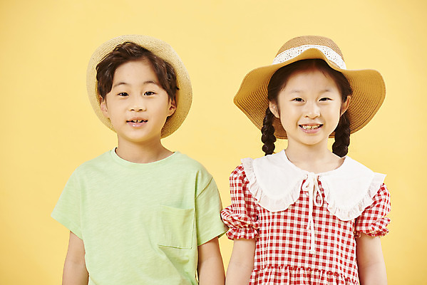 포토 JPG 스튜디오촬영 여자 남자 어린이 여행 휴식 서기 미소 소녀 소년 상반신 취미 두명 앞모습 친구 한국인 즐거움 노란배경 어린이만 국내포토 감정 뷰포인트 백그라운드 컨셉 관계 모션 실내 표정 사람 동양인 노란색 파일형식