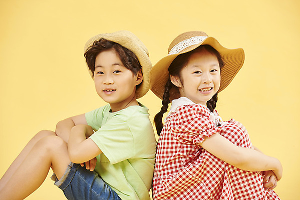 포토 JPG 스튜디오촬영 여자 남자 어린이 여행 휴식 서기 미소 앉기 소녀 소년 상반신 취미 두명 옆모습 친구 한국인 등맞대기 즐거움 노란배경 어린이만 국내포토 감정 뷰포인트 백그라운드 컨셉 관계 모션 실내 표정 사람 동양인 노란색 파일형식